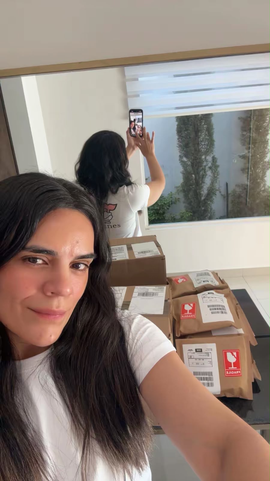 Mariana Franco junto a paquetes etiquetados como FRÁGIL, listos para enviar a Amazon